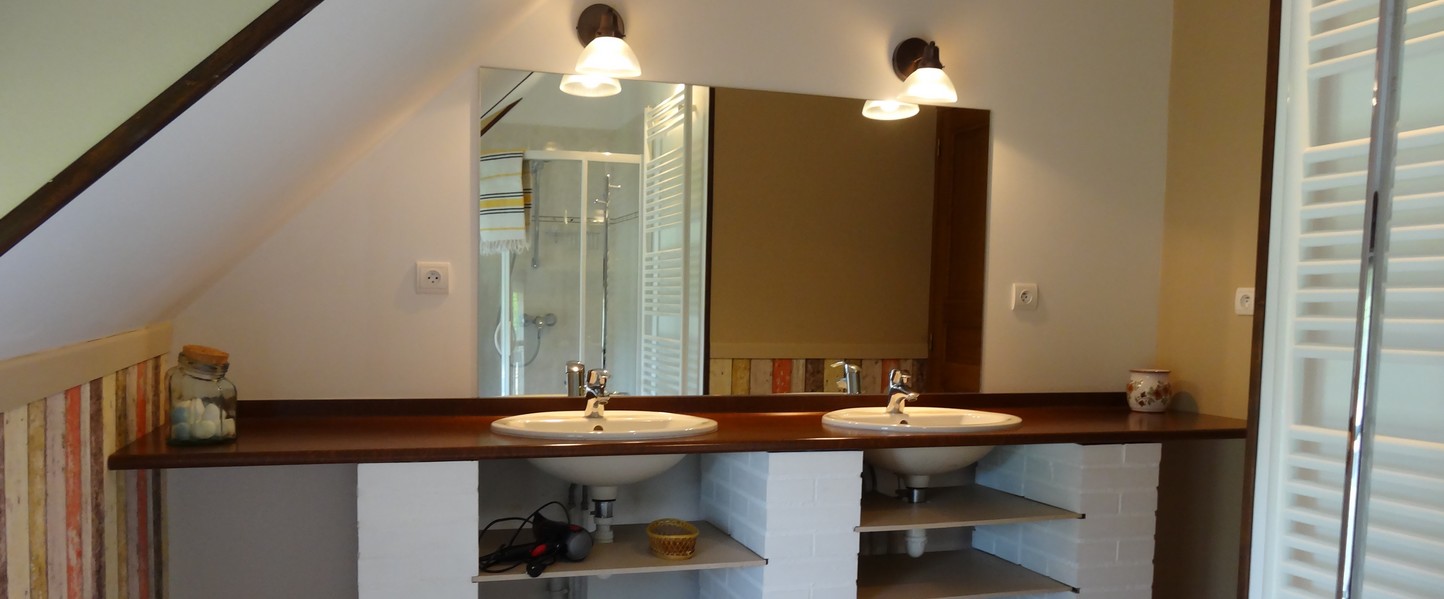 Deux vasques, un grand espace et un long miroir