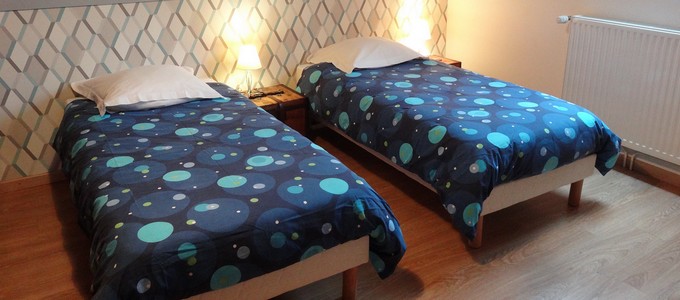 Disposition twin de la chambre bleue avec deux lits de 90