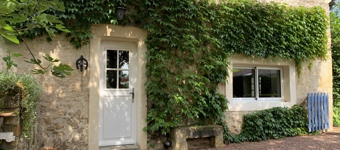 Arrivée au gîte, petite cour fermée et porte d'entrée